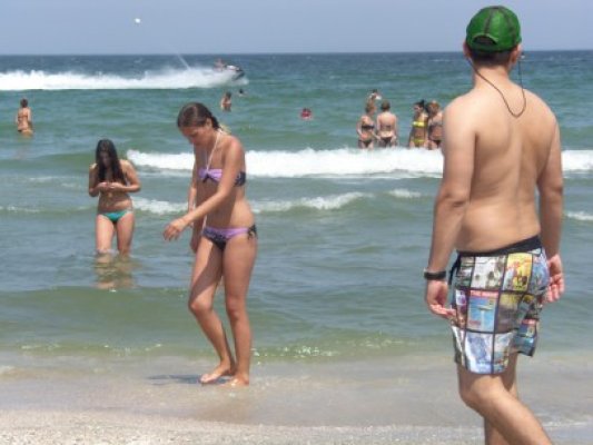 Staţiunea Mamaia: turiştii au admirat parada carelor alegorice şi salvamarii costumaţi în 